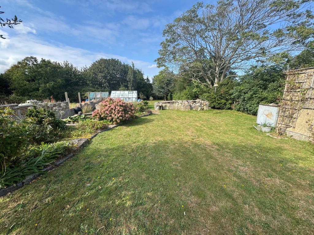 Lot: 36 - DETACHED THREE-BEDROOM BUNGALOW FOR IMPROVEMENT ON APPROX THIRD ACRE PLOT - Rear garden